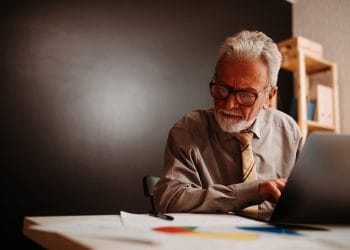 Homem Trabalhando a noite