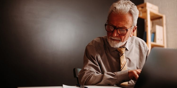 Homem Trabalhando a noite