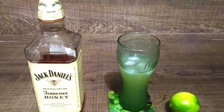 Faça JACK HONEY & LEMONADE, uma das minhas bebidas favoritas