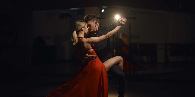 Casal Dançando Bolero