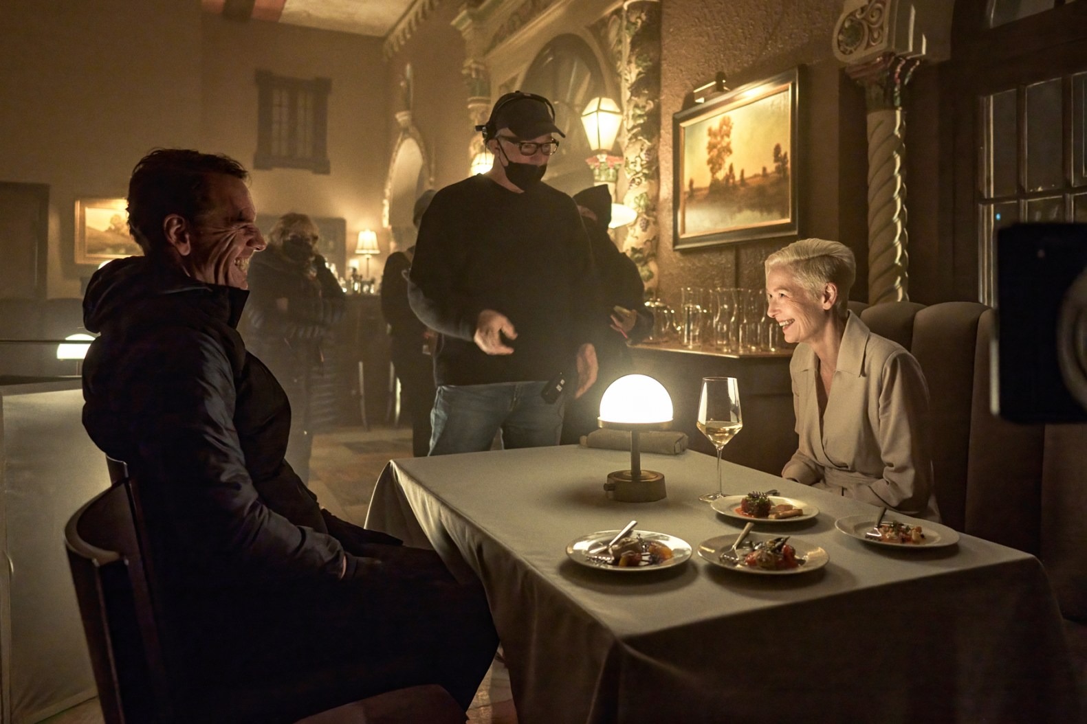 Michael Fassbender, o diretor David Fincher e Tilda Swinton no set de 'The Killer'.