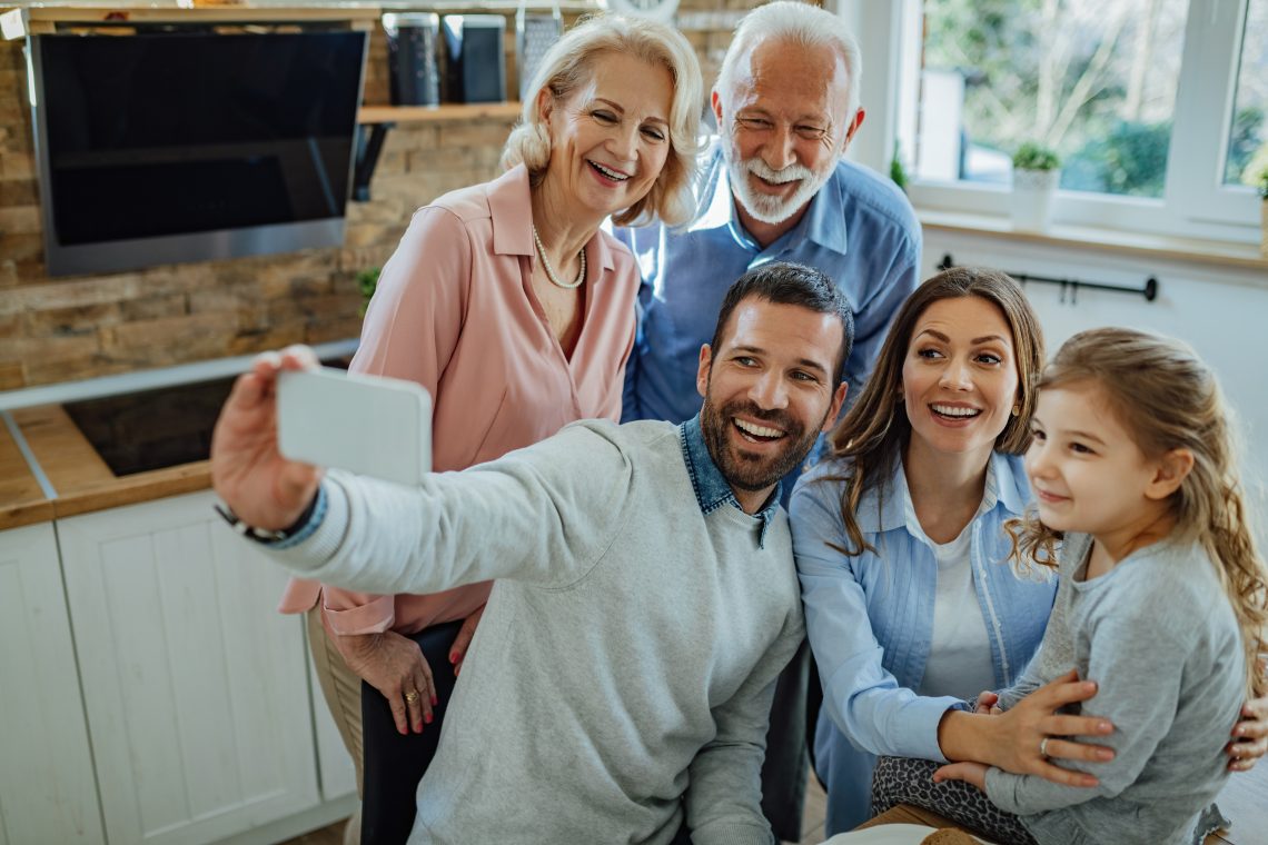 Várias gerações de uma mesma família juntas para uma foto.
