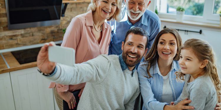 Várias gerações de uma mesma família juntas para uma foto.