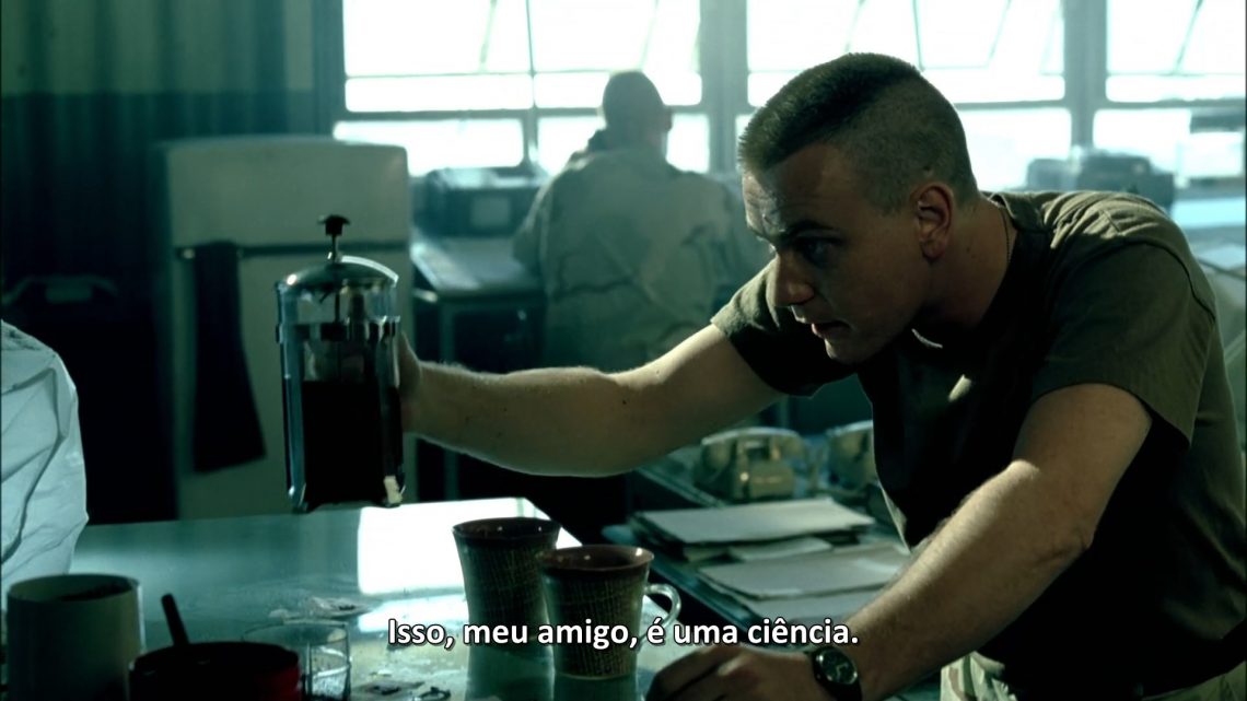 Falcão Negro Em Perigo