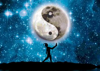 Caminhando com fones a noite