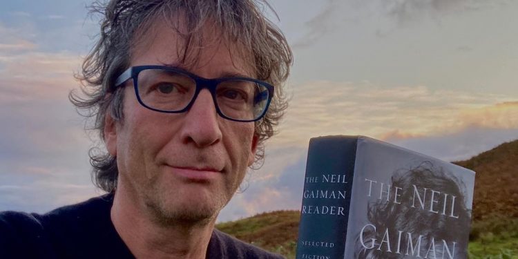 Neil Gaiman segura seu livro publicado nas mãos. Foto de sua conta no Instagram