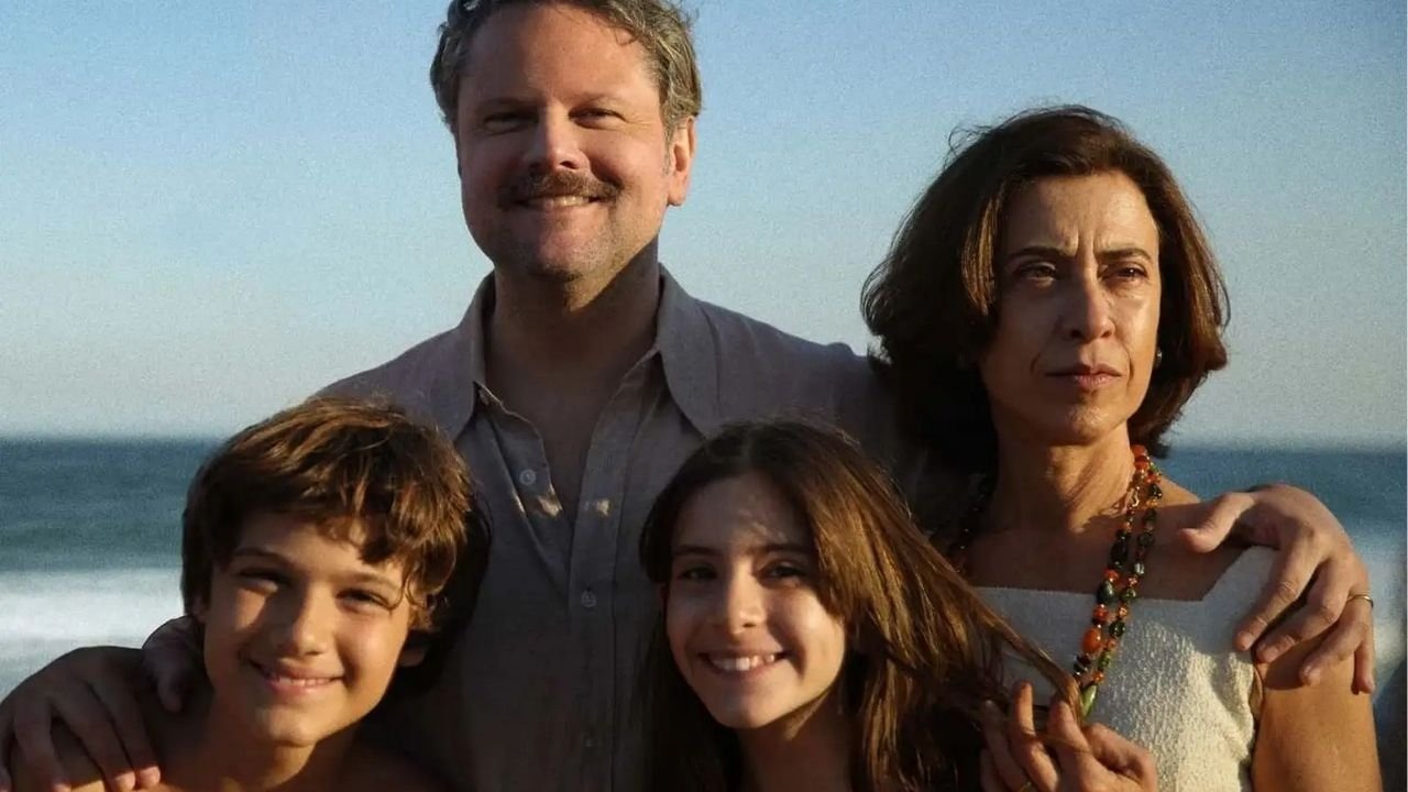 Cena do filme brasileiro Ainda Estou Aqui, mostrando a família Paiva, com Fernanda Torres como Eunice Paiva e Selton Mello como Rubens Paiva.