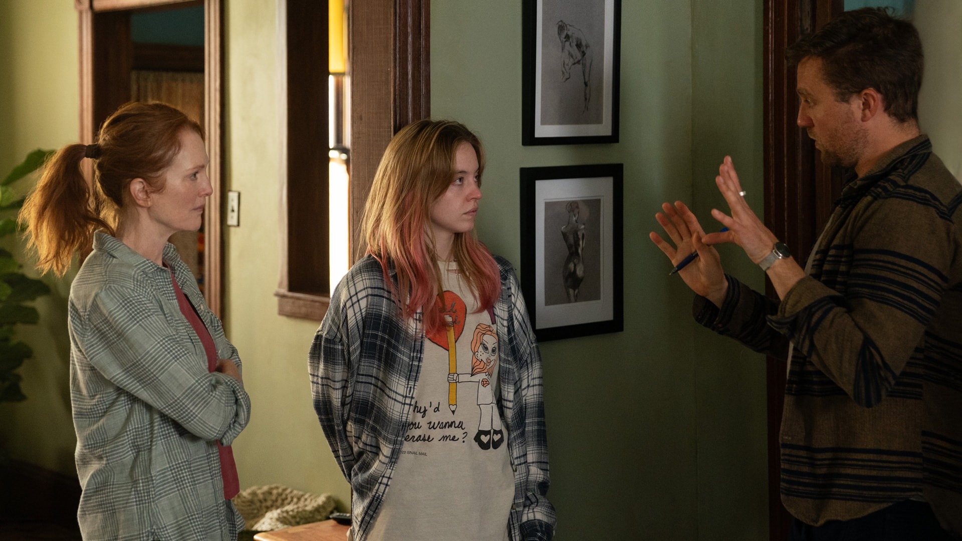 Cena do filme de suspense Echo Valley, mostrando as personagens de Julianne Moore e Sydney Sweeney em uma conversa séria dentro de uma casa.