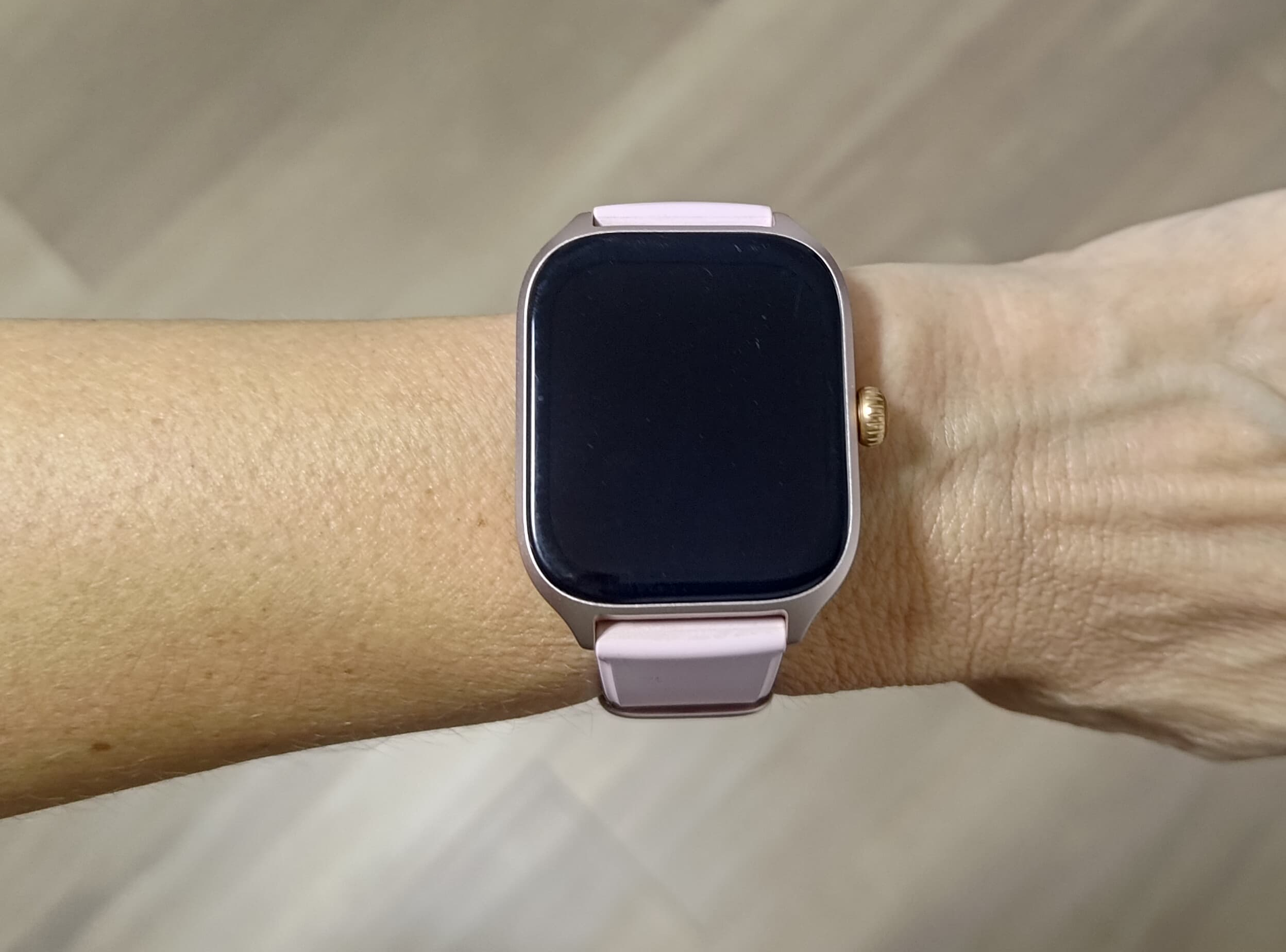 O smartwatch Amazfit GTS 4 no pulso, destacando o seu característico design quadrado, o acabamento premium e a tela desligada que realça a elegância do aparelho.