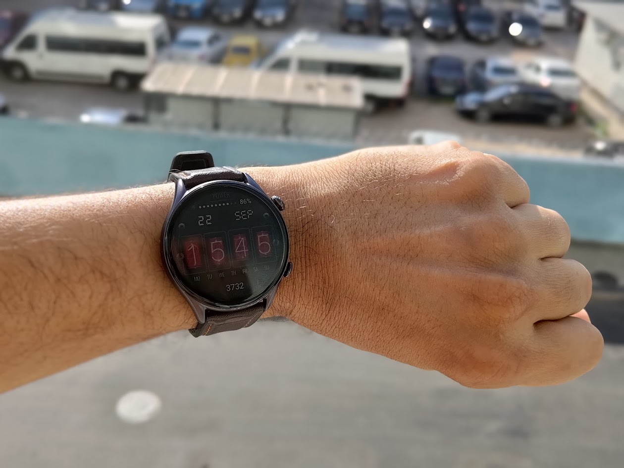 O smartwatch Amazfit GTR 4 com seu design redondo e acabamento premium no pulso, exibindo a qualidade da tela AMOLED com uma watchface personalizada.