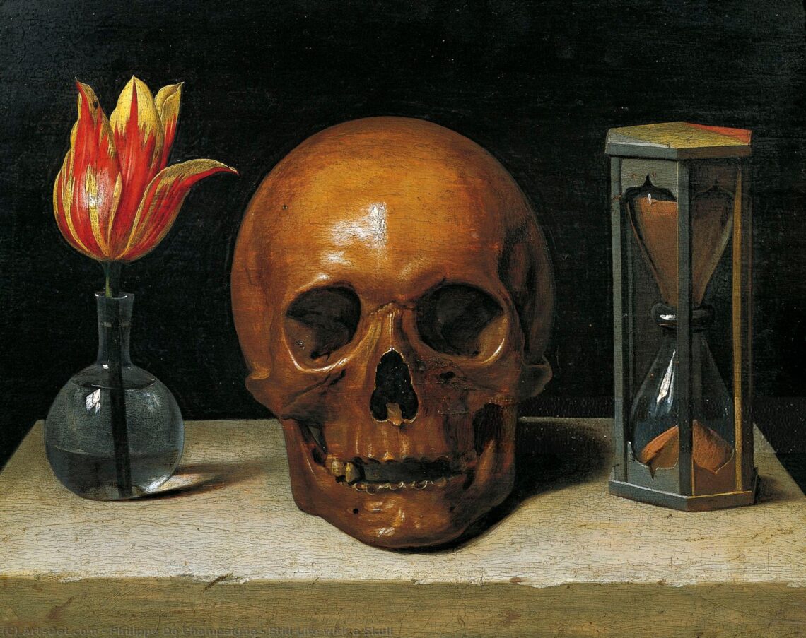 Uma pintura de natureza-morta no estilo Vanitas. No centro, uma caveira humana simboliza a morte. À esquerda, uma tulipa em um vaso de vidro representa a beleza passageira da vida. À direita, uma ampulheta marca a passagem do tempo. O fundo é escuro, destacando os três elementos que convidam à reflexão sobre a finitude.