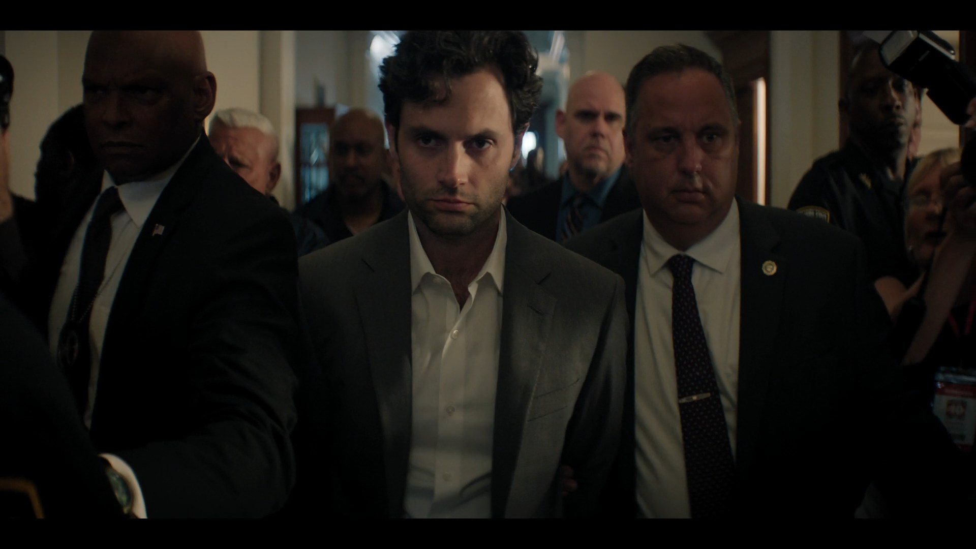 Cena do episódio 10 da 5ª temporada da série "Você", mostrando o personagem Joe Goldberg sendo preso.