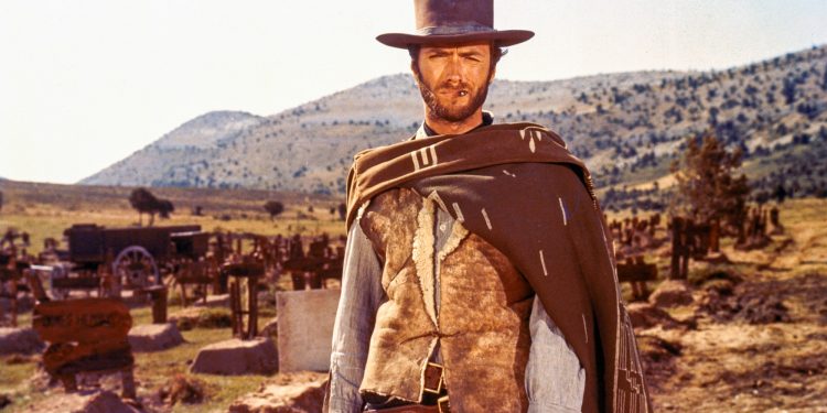 Clint Eastwood como o personagem 'Blondie' no cemitério do filme 'O Bom, o Mau e o Feio', representando um arquétipo de indivíduo solitário e seletivo.