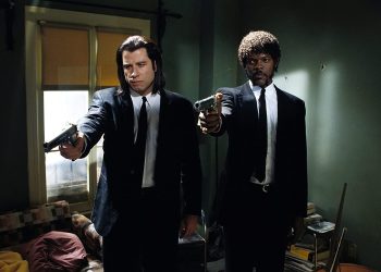 Jules Winnfield e Vincent Vega, personagens de Pulp Fiction, vestidos com ternos pretos, apontando suas pistolas para a frente em uma cena icônica do filme.