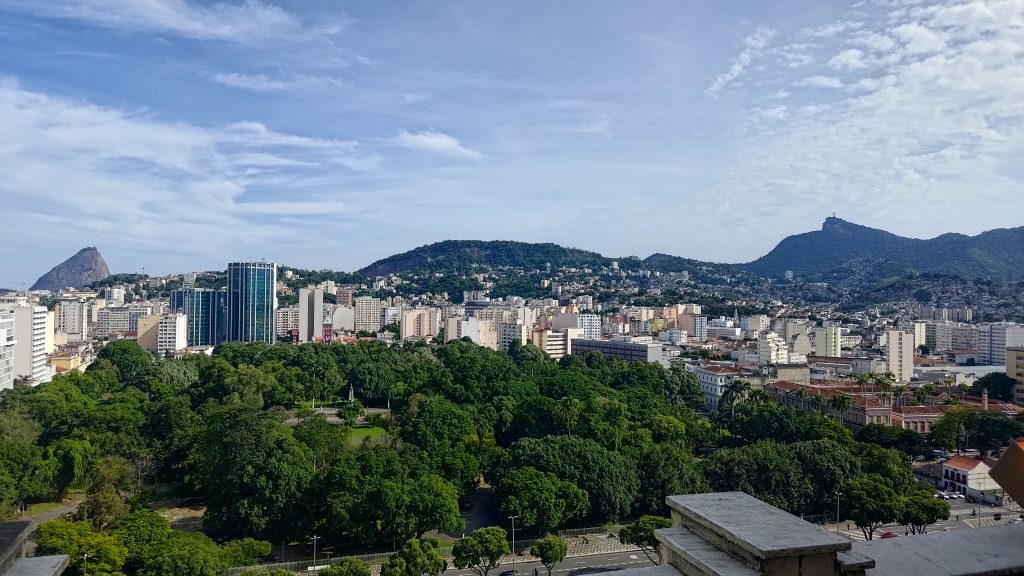 Vista panorâmica do Rio de Janeiro com o Pão de Açúcar e o Corcovado ao fundo, ilustrando o tipo de paisagem que desperta o impulso imediato de fotografar com o celular.