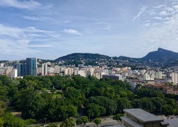 Vista panorâmica do Rio de Janeiro com o Pão de Açúcar e o Corcovado ao fundo, ilustrando o tipo de paisagem que desperta o impulso imediato de fotografar com o celular.