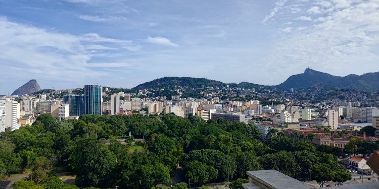 Vista panorâmica do Rio de Janeiro com o Pão de Açúcar e o Corcovado ao fundo, ilustrando o tipo de paisagem que desperta o impulso imediato de fotografar com o celular.