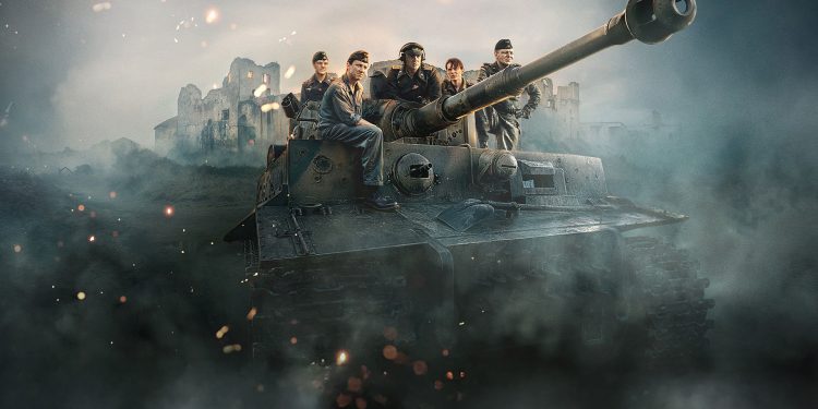 Tripulação do filme O Tanque de Guerra sentada sobre um tanque Tiger alemão em meio a ruínas e fumaça de batalha.