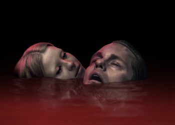 Close-up dos atores Mia Goth e Alexander Skarsgård com os rostos emergindo de um líquido vermelho escuro, em uma cena do filme Piscina Infinita. Título da Imagem: Mia Goth e Alexander Skarsgård - Piscina Infinita