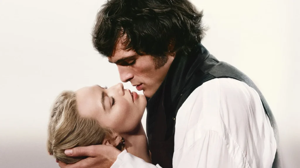 Cena de perfil estilizada de Jacob Elordi como Heathcliff e Margot Robbie como Catherine em trajes de época, inclinando-se para um beijo íntimo no filme Wuthering Heights (2026).