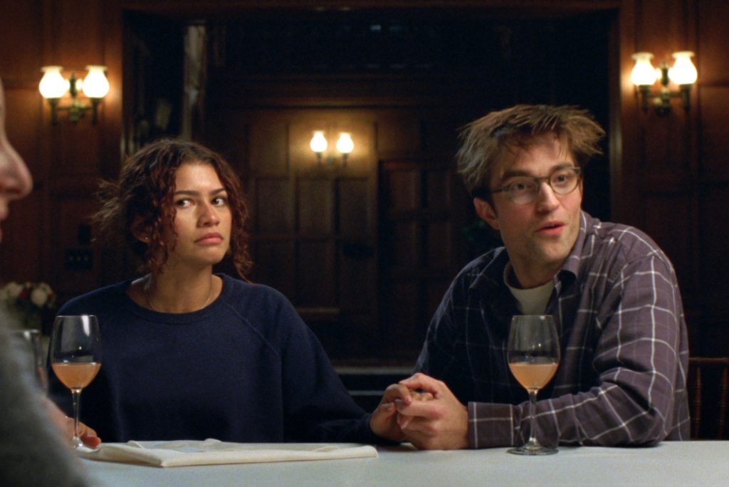 Cena do filme O Drama, com Zendaya e Robert Pattinson debatendo em um momento de tensão.