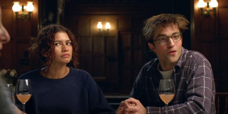 Cena do filme O Drama, com Zendaya e Robert Pattinson debatendo em um momento de tensão.
