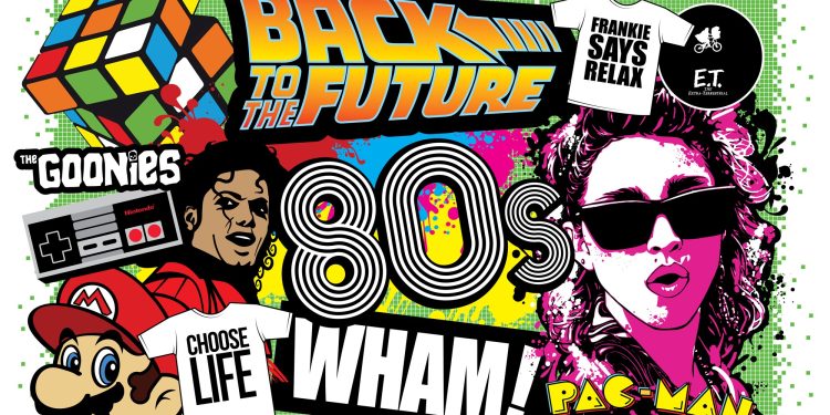 Colagem colorida com elementos da cultura pop dos anos 80, incluindo logótipos do Regresso ao Futuro, Os Goonies, Pac-Man, um cubo mágico, um comando da Nintendo, Super Mario e ícones da música da época.