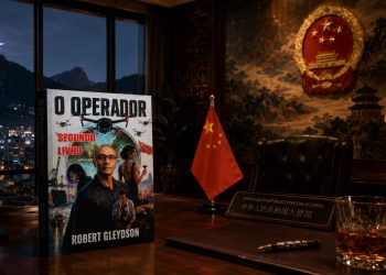 Livro "O Operador – Segundo Livro", de Robert Gleydson, sobre mesa em ambiente diplomático inspirado na embaixada chinesa, ilustrando reportagem sobre o lançamento do thriller de espionagem.