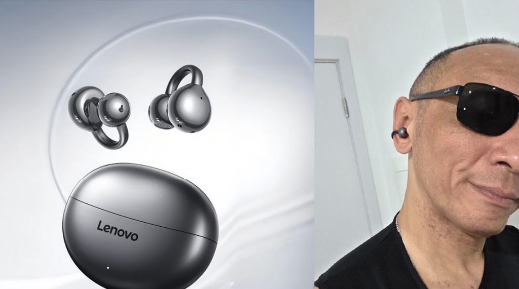 Imagem dividida mostrando os fones abertos Lenovo TA410 e seu estojo de carregamento prateado à esquerda, e à direita, um homem de óculos escuros demonstrando o uso do fone clip-on preso à cartilagem da orelha.
