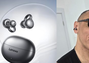 Imagem dividida mostrando os fones abertos Lenovo TA410 e seu estojo de carregamento prateado à esquerda, e à direita, um homem de óculos escuros demonstrando o uso do fone clip-on preso à cartilagem da orelha.